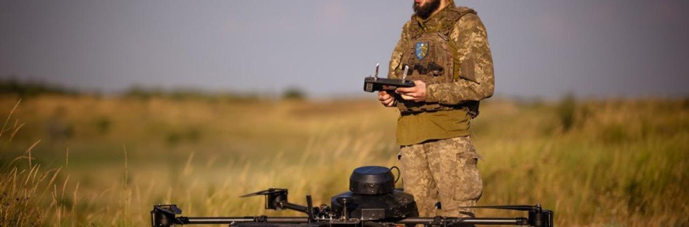 Revoluție în industria de apărare: De ce „soldatul-cumpărător” din Ucraina livrează tehnică de luptă mai rapid decât giganții americani din industria de armament