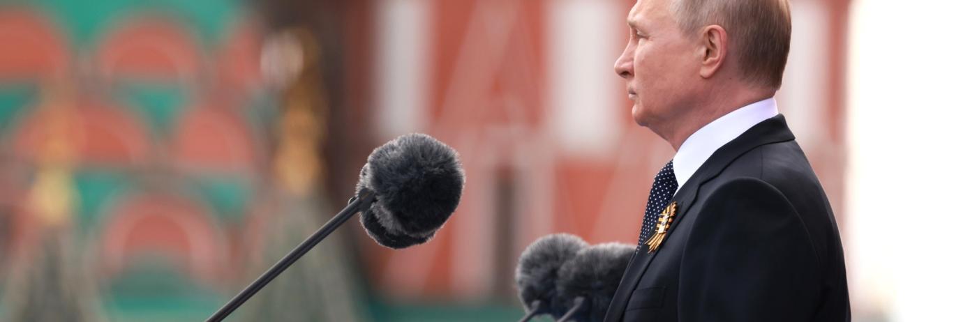 Într-o paradă atipică fără tancuri și tehnică grea ce știrbește marea putere militară a Rusiei, Putin declară că „Rusia avansează în Ucraina unde luptă cu întreg NATO”
