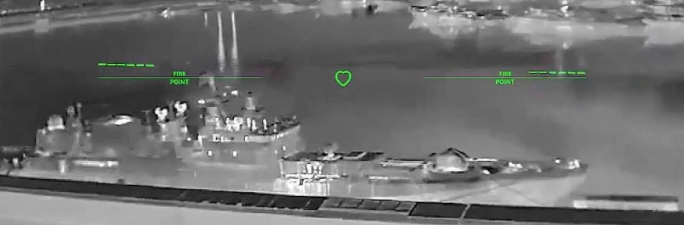 Imagini video cu atacul ucrainenilor asupra bazei Novorossiysk: Fregata rusă Amiral Essen a fost lovită de o dronă deși s-a tras din toate direcțiile