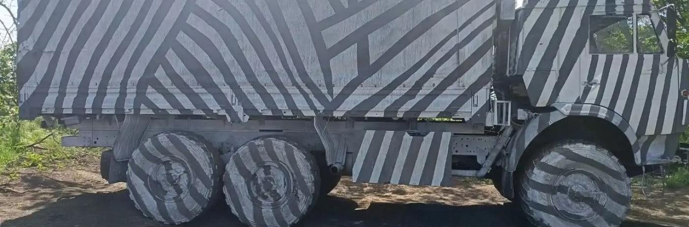 Cum speră rușii să păcălească inteligența artificială: KAMAZ-uri pictate cu modele în stil zebră