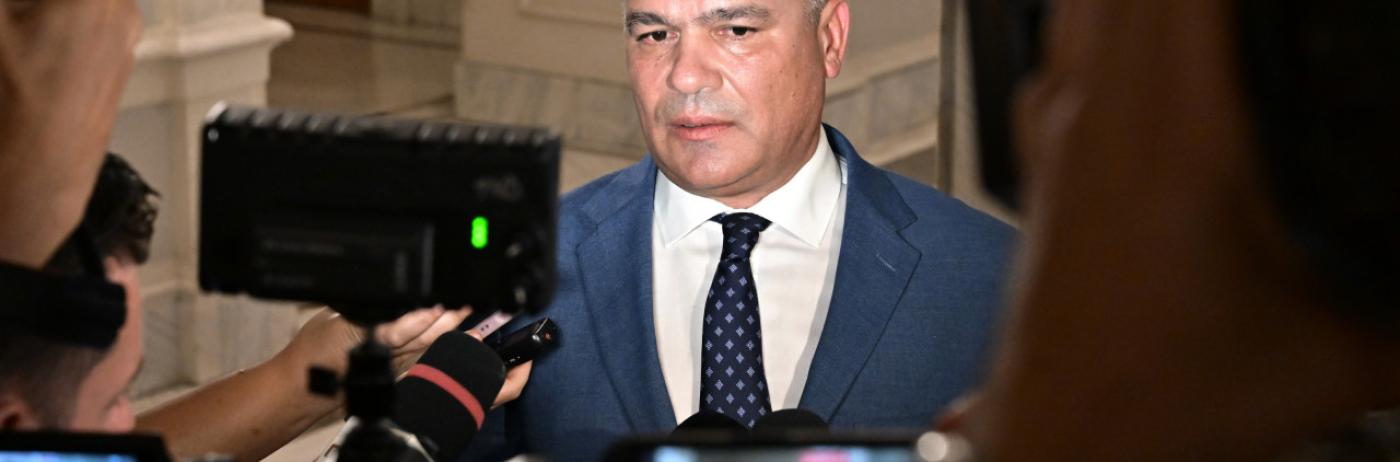 Premierul desemnat Adrian Veștea a depus la Parlament lista Cabinetului: Sorin Cîmpeanu la Apărare, Luca Niculescu la Externe