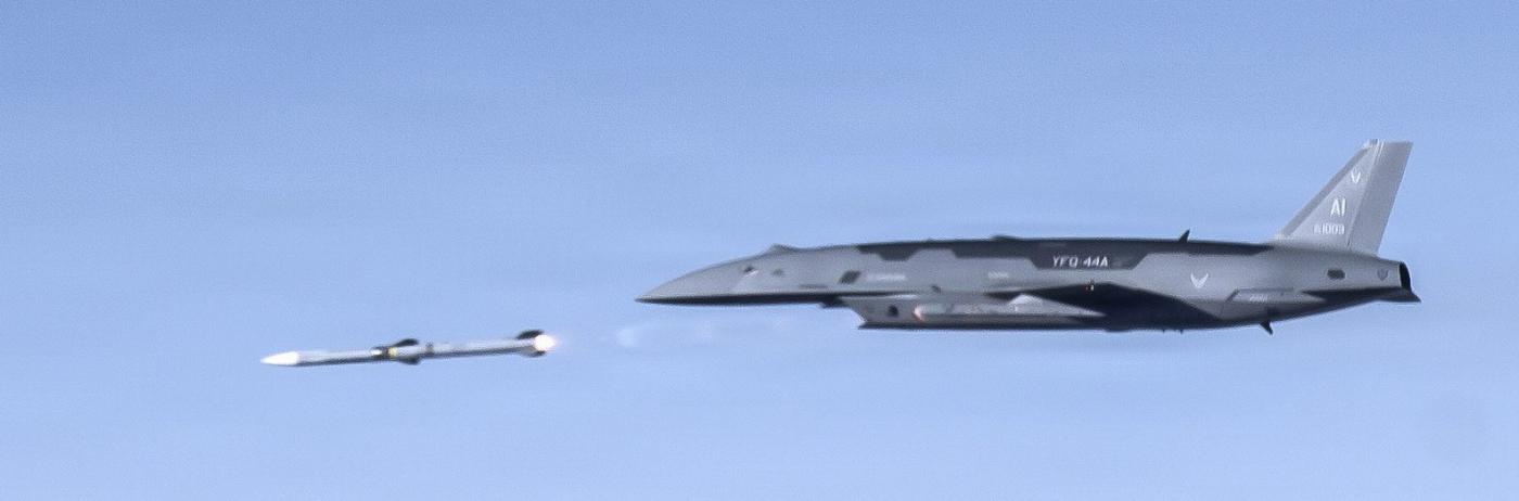 A fost lansată în premieră în SUA o rachetă aer-aer AIM-120 de pe un „avion fără pilot”, rachetă integrată și pe F-urile noastre (Video). Competiția pentru viitoarea drona „loyal wing” e acerbă
