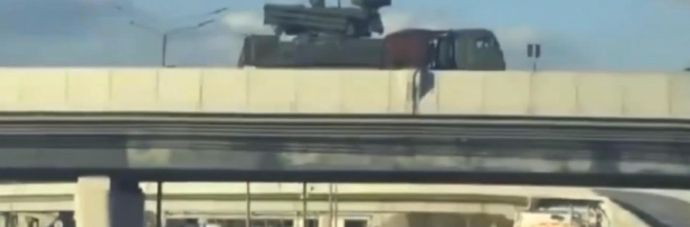 Tactici tip Hamas. Armata rusă pune sistemul Pantsir-S1 deasupra autostrăzii de lângă Moscova. Vehiculele, folosite ca scut contra dronelor ucrainene