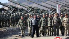 Kim Jong-un face turul industriei militare și asistă la primele exerciții cu noul tanc 