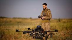 Revoluție în industria de apărare: De ce „soldatul-cumpărător” din Ucraina livrează tehnică de luptă mai rapid decât giganții americani din industria de armament