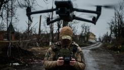 Fostul premier Boris Johnson ajunge pe frontul din Zaporojie, în „kill-zone”: Pe front, dronele sunt cele care contează. Odată ce le poți auzi, probabil este deja prea târziu