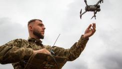 Ucraina antrenează „creierul” dronelor sale cu sute de ani de date video pentru a identifica automat blindatele ruseşti