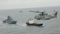 Fregata rusă Amiral Grigorovici escortează „Flota Fantomă”, în timp ce nave de luptă britanice monitorizează non-stop mișcările Rusiei, fiind gata să intervină