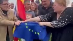 Diana Șoșoacă a rupt steagul UE, dar nu îi miros urât banii europeni. Câți bani îi intră în cont eurodeputatei care face naveta între Bruxelles și Ambasada Rusiei