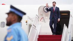 JD Vance a ajuns în Elveția pentru a începe negocierile cu Iranul, într-un moment în care Washingtonul și Teheranul se contrazic pe situația din Strâmtoarea Ormuz