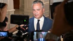 Premierul desemnat Adrian Veștea a depus la Parlament lista Cabinetului: Sorin Cîmpeanu la Apărare, Luca Niculescu la Externe