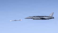A fost lansată în premieră în SUA o rachetă aer-aer AIM-120 de pe un „avion fără pilot”, rachetă integrată și pe F-urile noastre (Video). Competiția pentru viitoarea drona „loyal wing” e acerbă