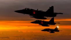 Gripen-uri suedeze, într-o misiune nocturnă neobișnuită. NATO și-a testat noile planuri de operații – SUA rămân prezente cu capabilități cheie, deși la o scară mai mică