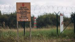 Provocările continuă la frontiera NATO: Bărbați mascați și înarmați, aflați de partea belarusă a frontierei, au amenințat militarii letoni 