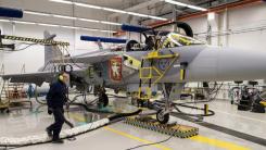  Primul F-39E Gripen asamblat în afara Suediei a avut zborul inaugural. Embraer devine a doua linie de producție a avionului la nivel global