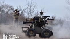 Soluție inedită ucraineană: RPG-uri, dar și aruncătoare de flăcări pe roboți tereștri. În „zona gri” speranța de viață a unui soldat e de câteva minute