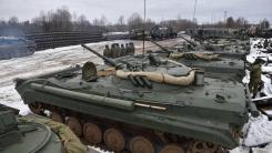 Moscova se joacă din nou cu nervii Occidentului și începe să-și umple depozitele de la frontiera cu NATO cu blindate și artilerie