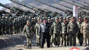 Kim Jong-un face turul industriei militare și asistă la primele exerciții cu noul tanc "fără egal în lume"