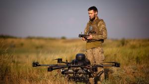 Revoluție în industria de apărare: De ce „soldatul-cumpărător” din Ucraina livrează tehnică de luptă mai rapid decât giganții americani din industria de armament