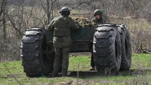 Gigantul rus din Ucraina, aruncat în luptă: A fost văzut pe front robotul Celnok, o dronă terestră de mari dimensiuni cu misiuni de sprijin logistic