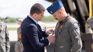 Ministrul Radu Miruță l-a decorat pe pilotul român de F-16 care a doborât o dronă în Estonia (Foto)
