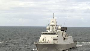 Incident în Marea Chinei de Sud între Marina Chinei și fregata olandeză De Ruyter. Chinezii au mobilizat forțe navale și aeriene pentru a forța fregata să părăsească perimetrul