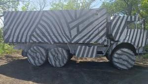 Cum speră rușii să păcălească inteligența artificială: KAMAZ-uri pictate cu modele în stil zebră