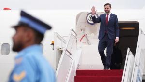 JD Vance a ajuns în Elveția pentru a începe negocierile cu Iranul, într-un moment în care Washingtonul și Teheranul se contrazic pe situația din Strâmtoarea Ormuz