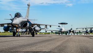 Ajutor serios pentru Ucraina din partea Franței: 16 avioane Rafale vor fi livrate Kievului care va primi și licențe pentru producerea de rachete SCALP