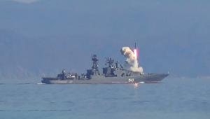 Pentru că nu mai au curaj să iasă pe mare, rușii lansează rachetele de croazieră Kalibr direct din portul Novorossiysk. La ce pericole se expun?