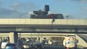 Tactici tip Hamas. Armata rusă pune sistemul Pantsir-S1 deasupra autostrăzii de lângă Moscova. Vehiculele, folosite ca scut contra dronelor ucrainene