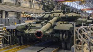 Înapoi la cimitirele de armament sovietic: Industria militară rusă a ajuns să asambleze tancuri de sacrificiu din piese de schimb și resturi sovietice
