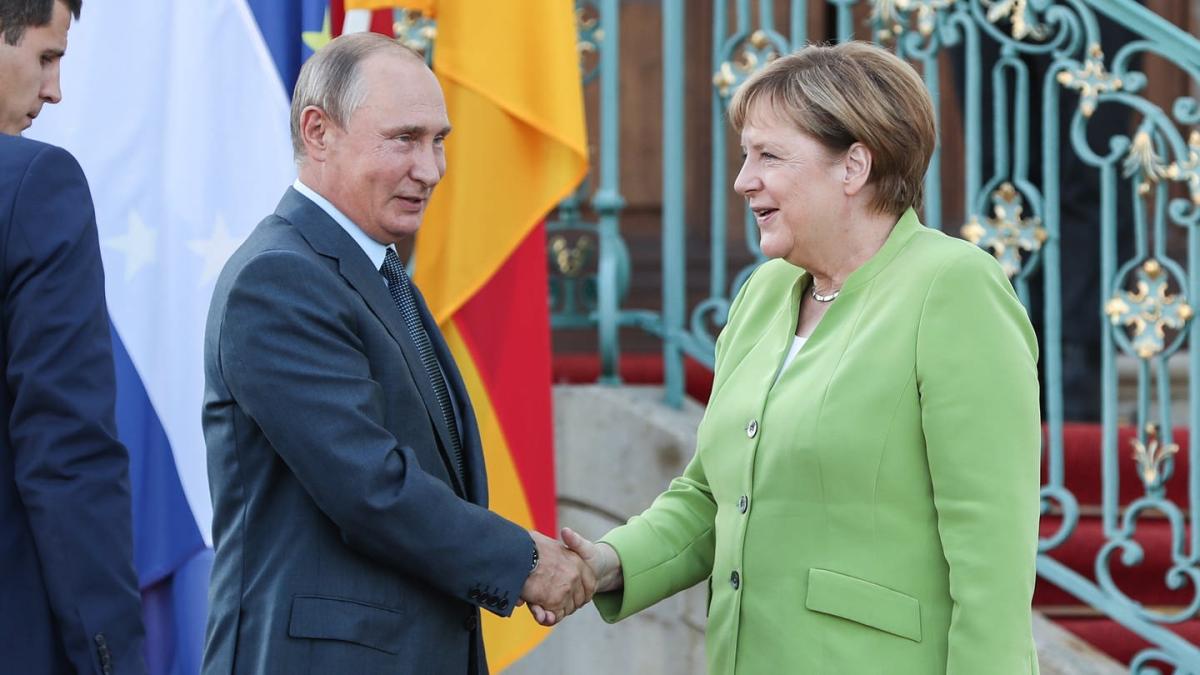angela_merkel_und_der_russische_praesident_wladimir_putin_in_meseberg_12980900