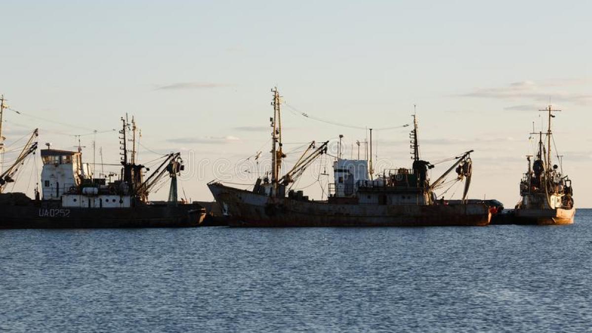 ukraine_september_fishing_boat_old_port_city_berdyansk_azov_sea_59158200