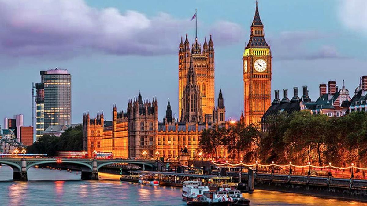 scholarship_uk_82221800