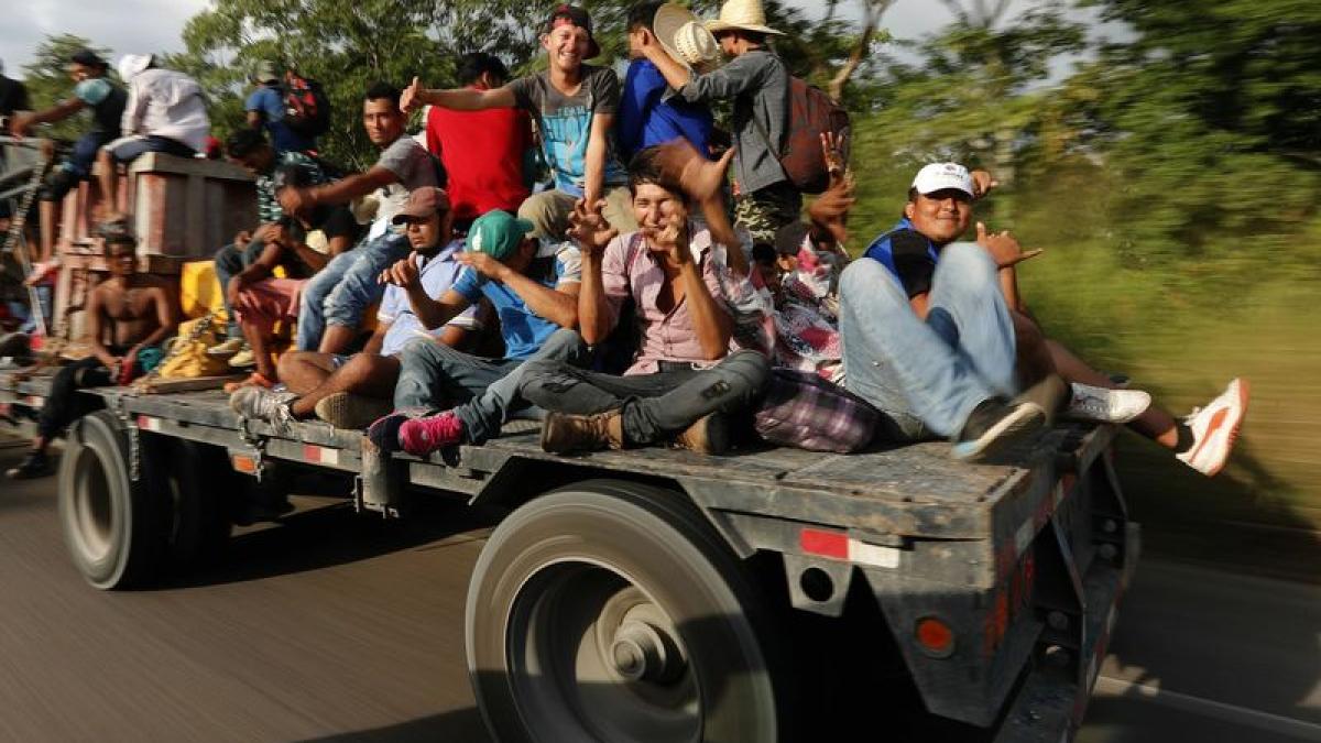 Camioane pline cu migranţi au sosit la graniţa Mexicului cu SUA (Foto/Video)