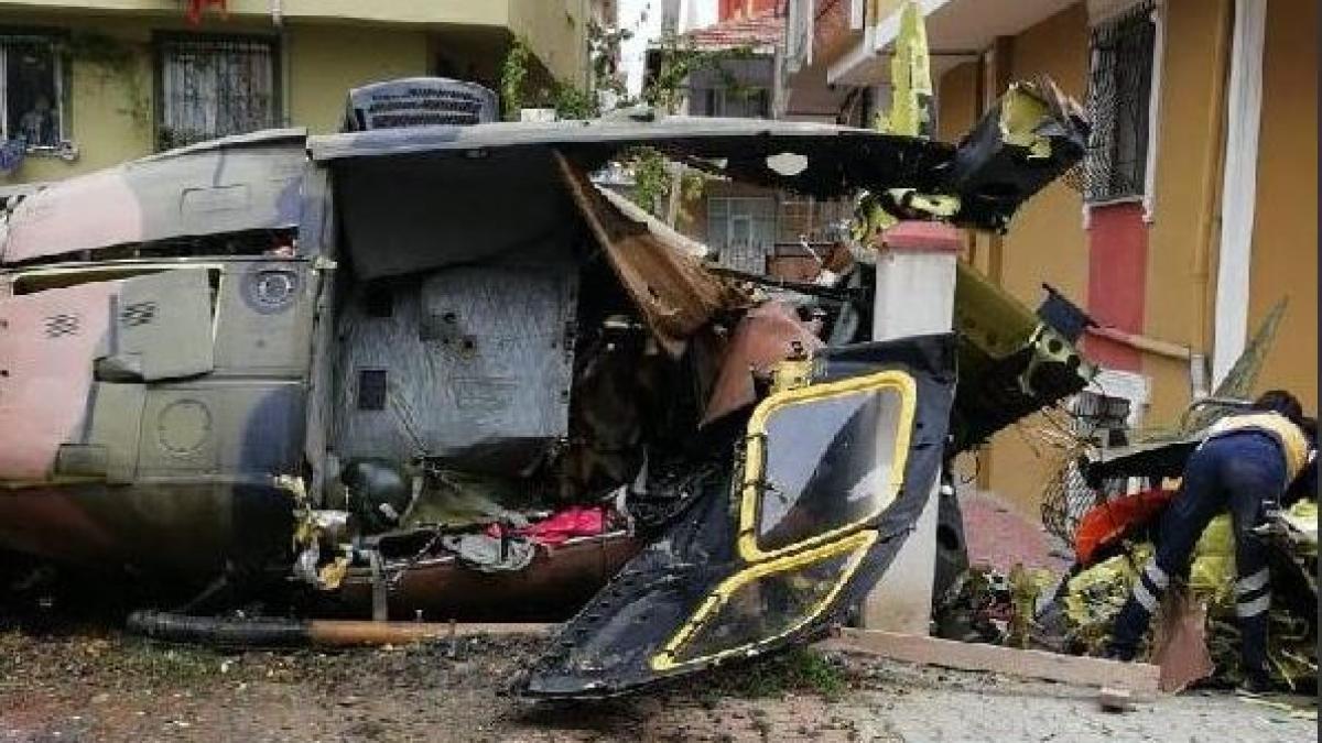 Elicopter militar turcesc prăbuşit într-o zonă rezidenţială din Istanbul (Foto/Video)