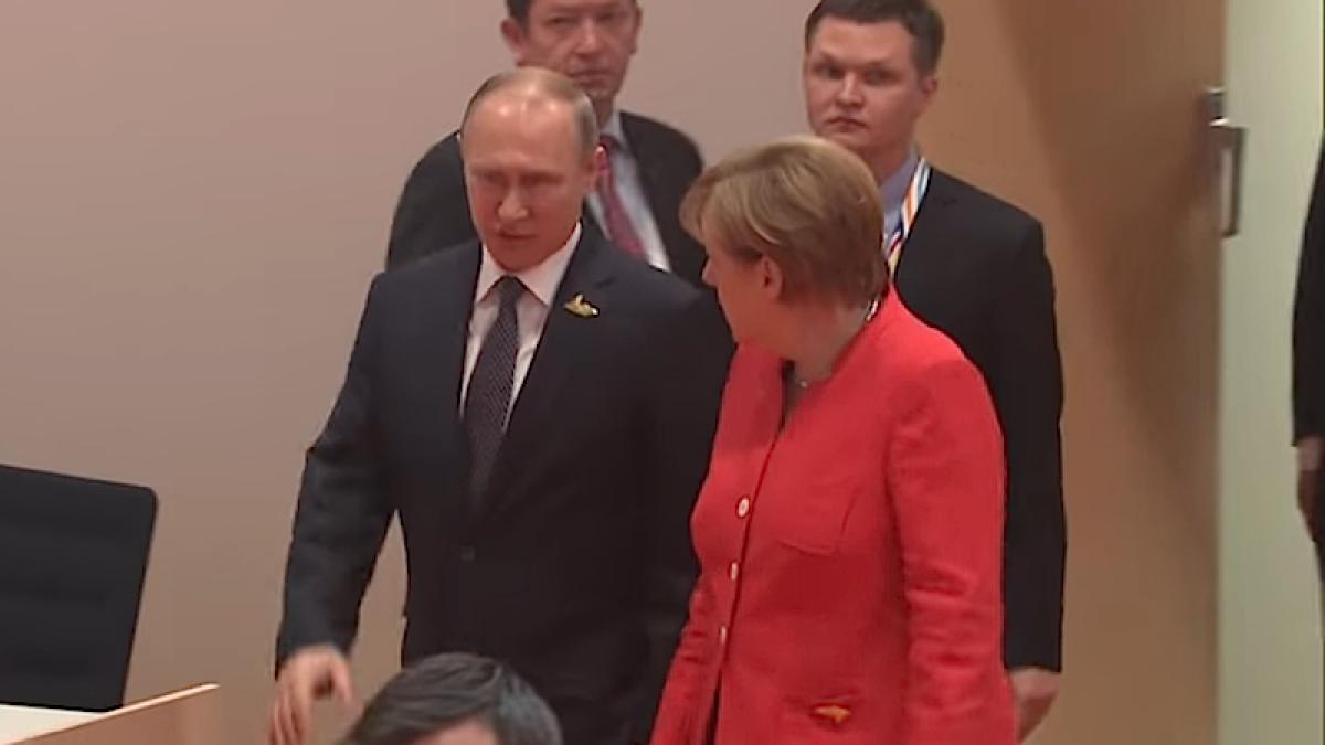 putin_merkel_talk_05524700
