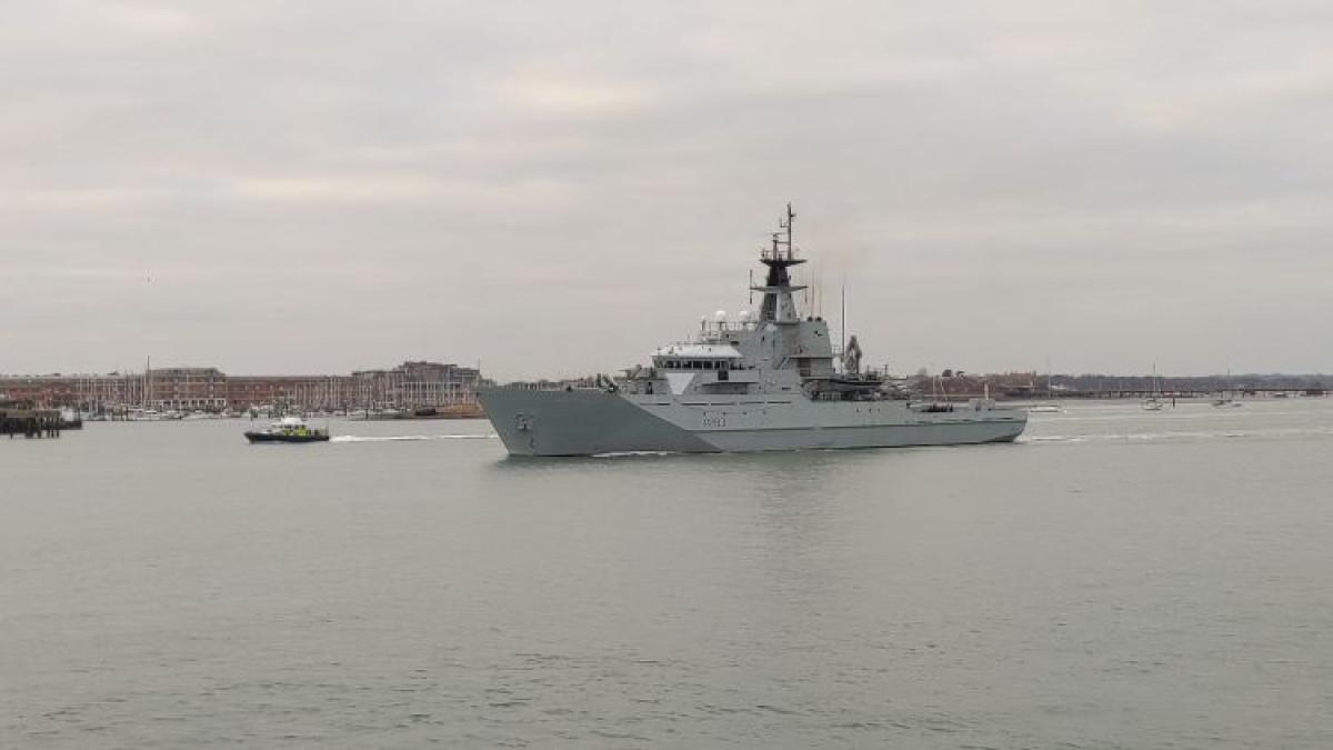 Marea Britanie a trimis o navă militară în zona Canalului Mânecii pentru a împiedica traversarea ilegală a migranţilor din Franţa (Video)