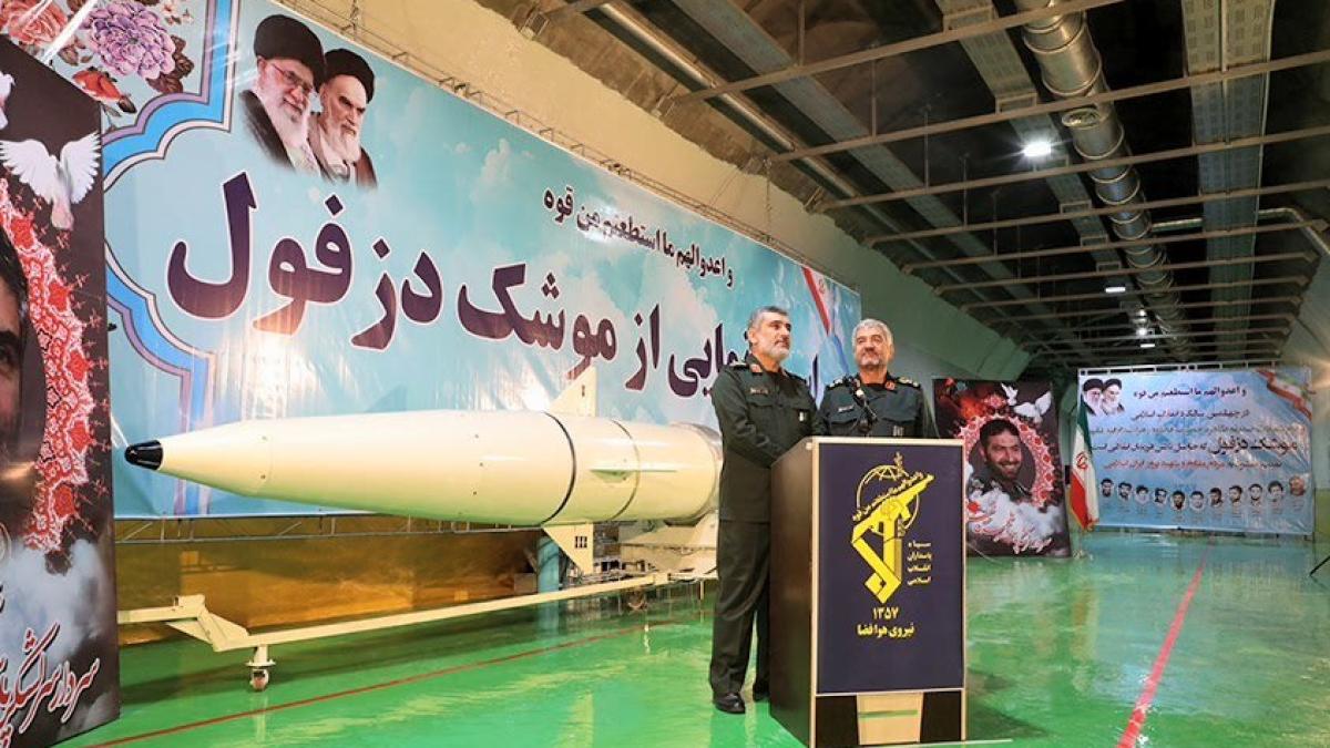 Iranul a prezentat o nouă rachetă balistică (Video)