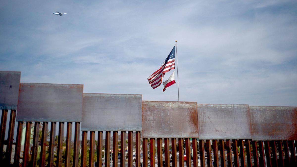 mexico_border_flags_edh_181121_14193000