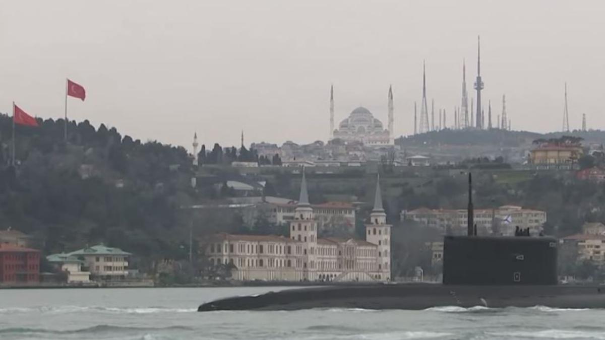 Submarinul rus Krasnodar, echipat cu rachete Kalibr, a tranzitat Strâmtarea Bosfor (Video)