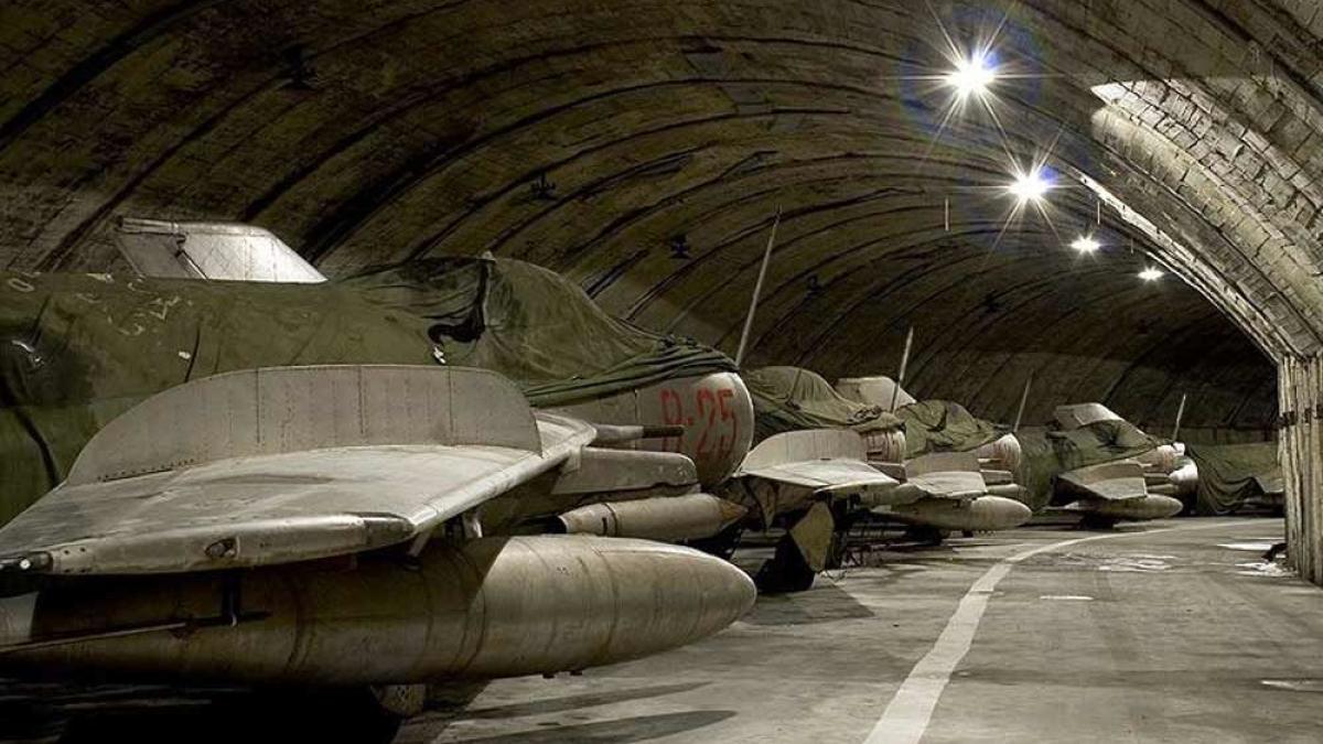 Albania scoate la vânzare avioanele de vânătoare MiG, ieşite din uz (Video)