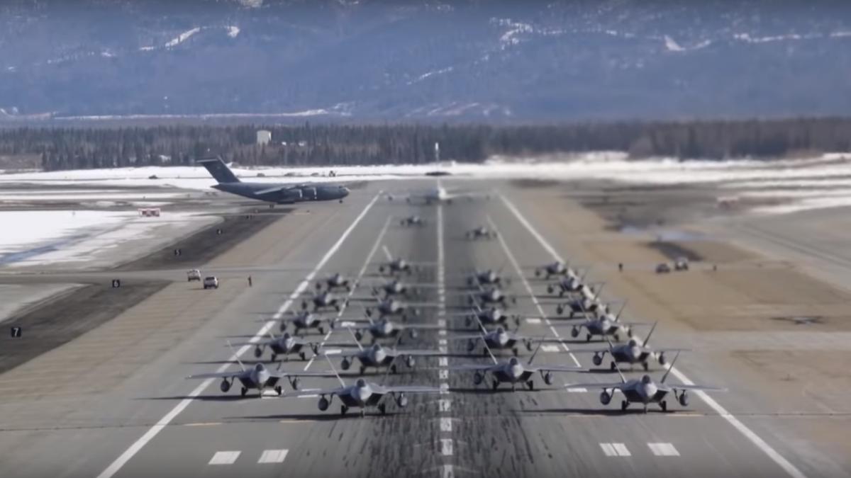 Elephant Walk, cu avioane F-22 Raptor. Exercițiu de decolare comună - VIDEO