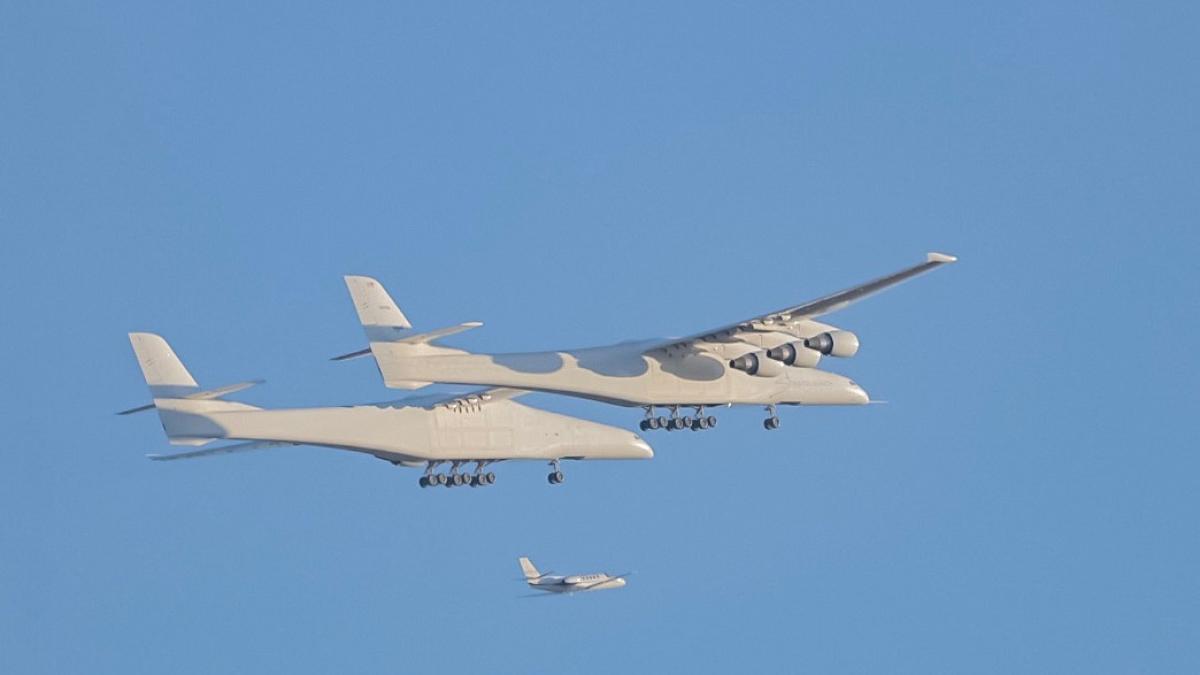 Avion Stratolaunch. Cea mai mare aeronavă din lume a efectuat primul zbor, în SUA - VIDEO