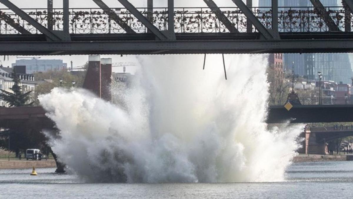 O bombă din Al Doilea Război Mondial, detonată de pirotehnişti la Frankfurt (Video)