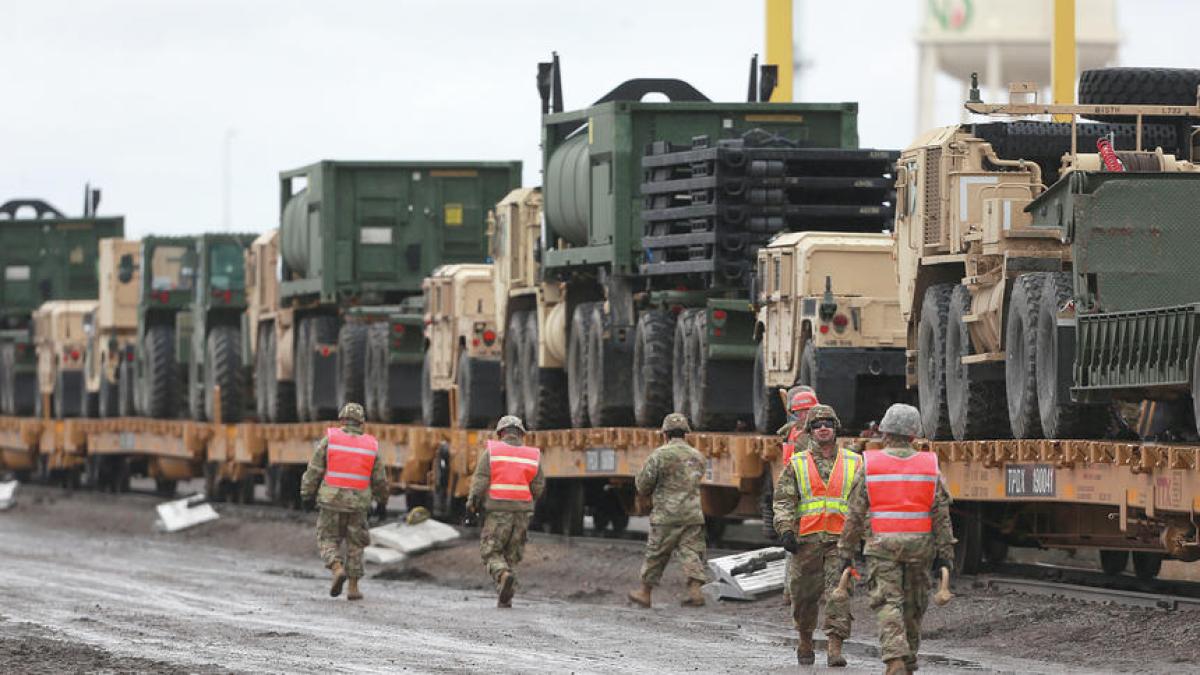 north_dakota_national_guard_troops_in_grand_forks_work_to_load_rail_cars_with_equipment_bound_for_romania_59676500