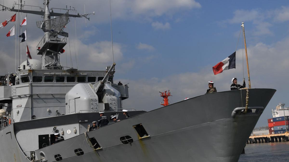un_navire_francais_intercepte_par_la_marine_49922600