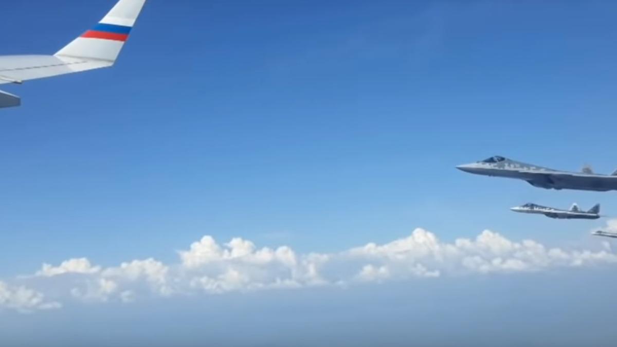Putin, escortat de șase Su-57. Rușii și-au ridicat avioanele de generația a cincea - VIDEO