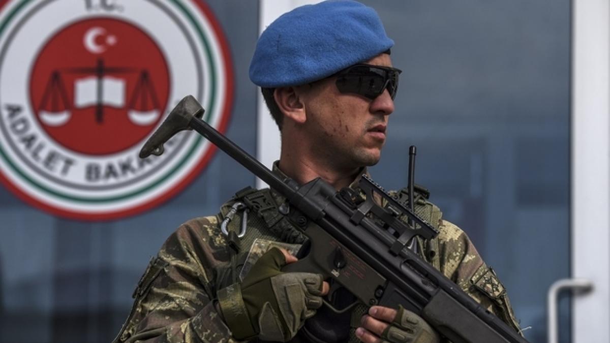 turkish_soldier_stands_guard_during_coup_trial_afp_59769100